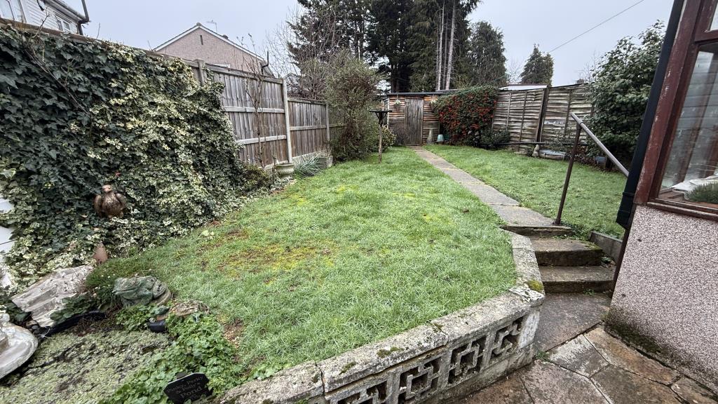 Lot: 160 - VACANT SEMI-DETACHED HOUSE REQUIRING MODERNISATION - External image of garden from patio